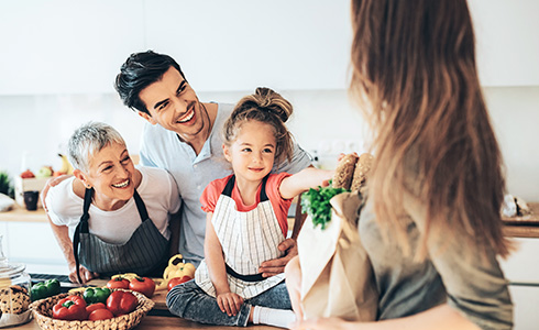 Auf dem Bild ist eine Familie zu sehen, die miteinander lachen.