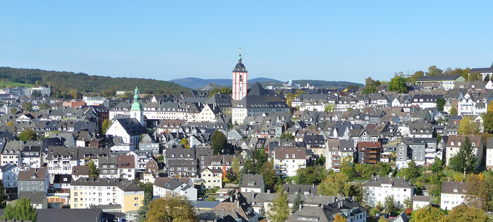Auf dem Bild ist eine Stadtansicht zu sehen. Es ist die Stadt Siegen.