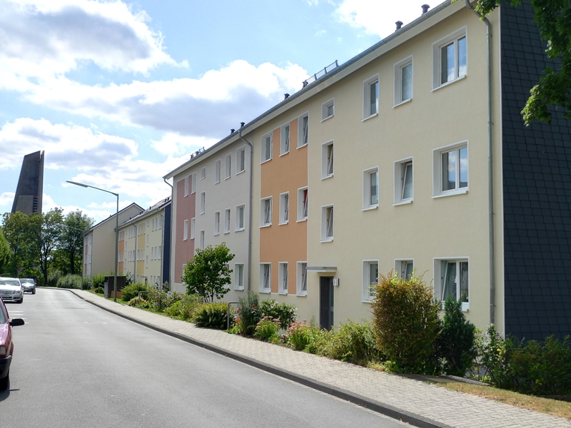 Das Bild zeigt ein Mehrfamilienhaus