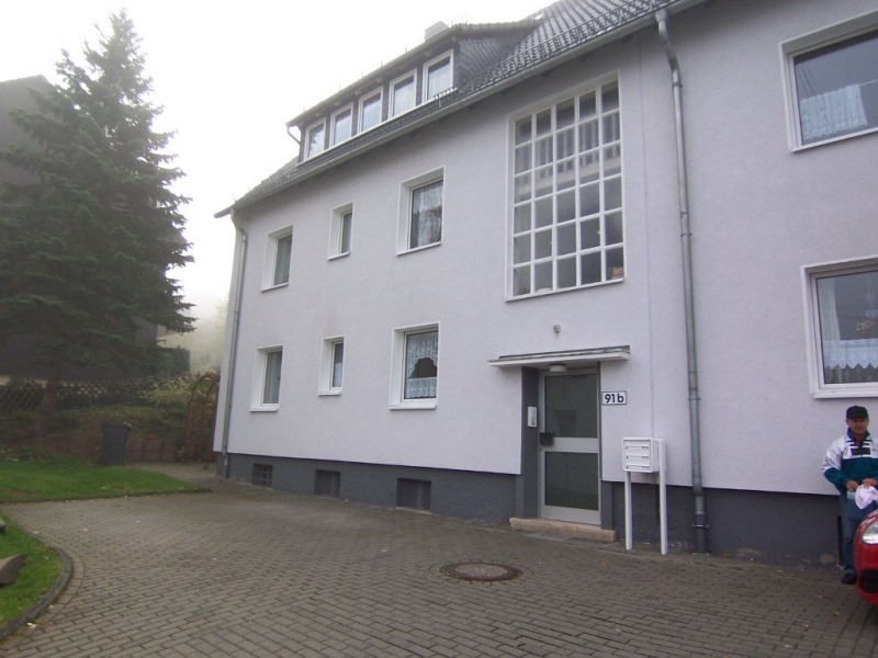 Das Bild zeigt ein Mehrfamilienhaus
