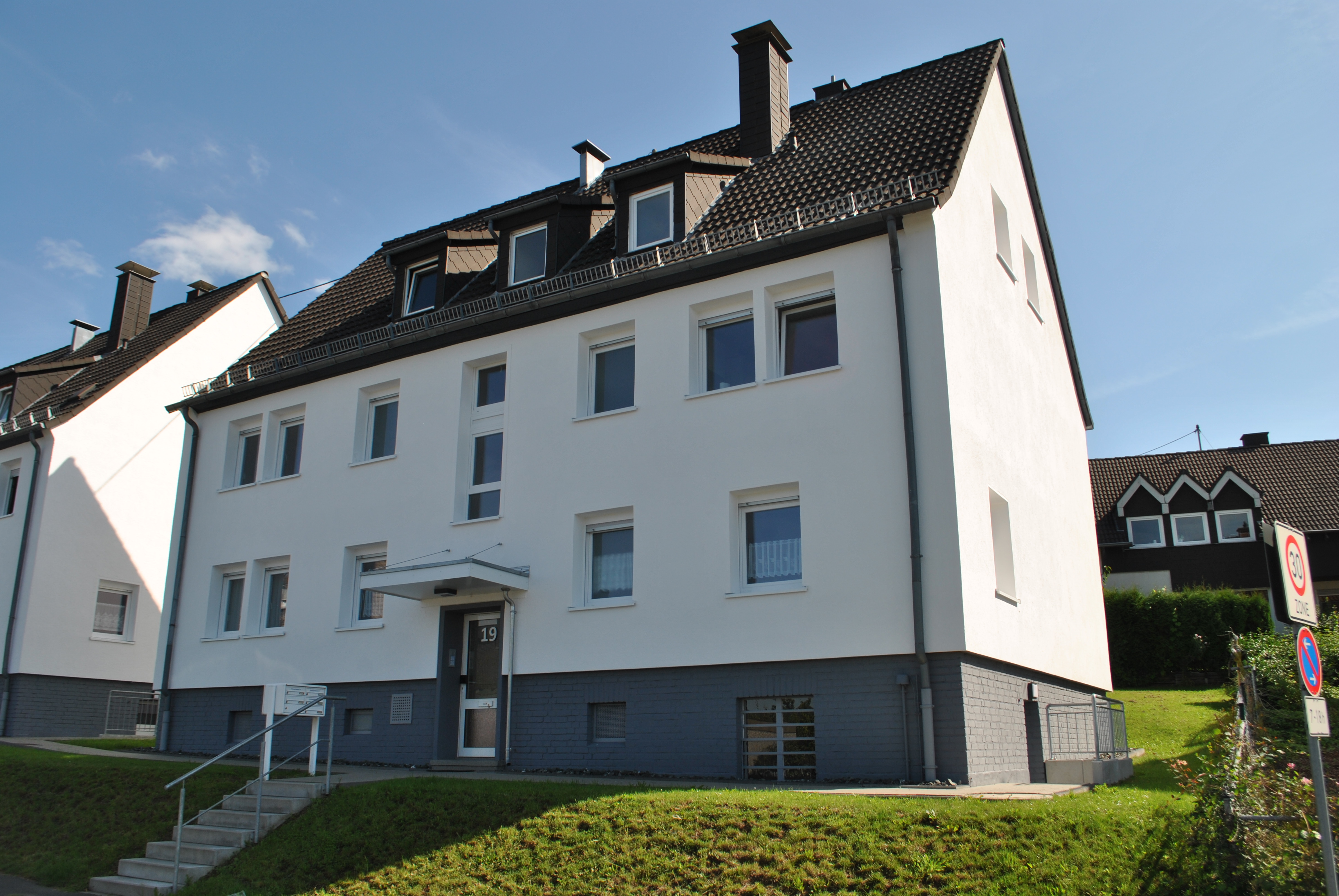 Das Bild zeigt ein Mehrfamilienhaus