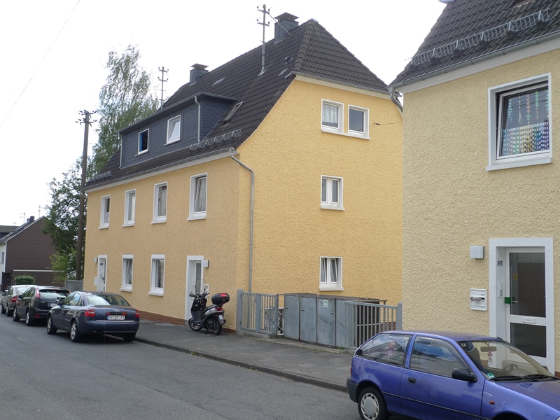 Das Bild zeigt ein Mehrfamilienhaus