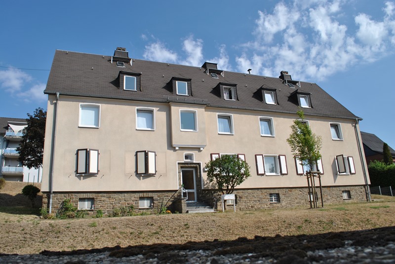 Das Bild zeigt ein Mehrfamilienhaus.