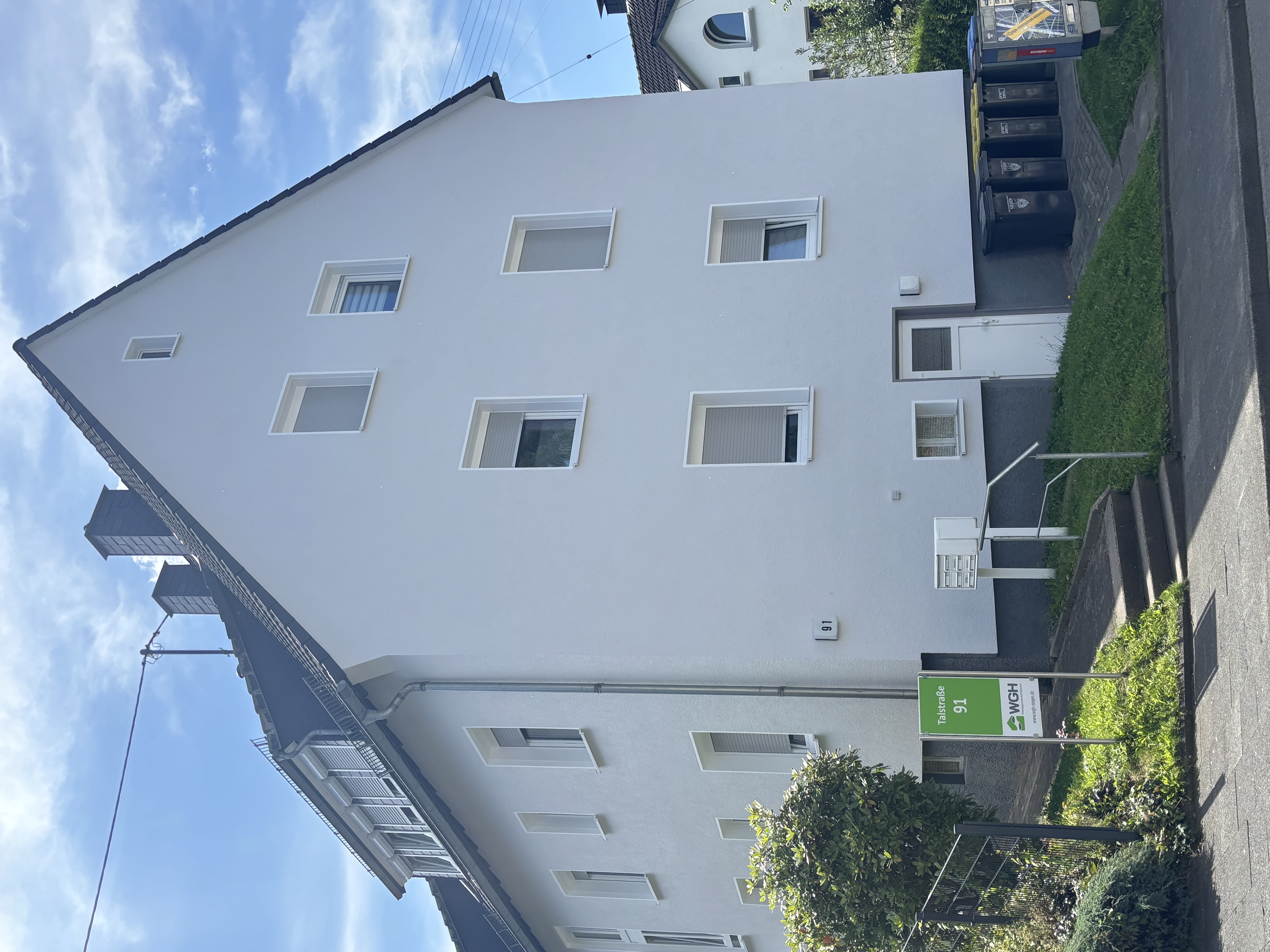 Das Bild zeigt ein Mehrfamilienhaus.