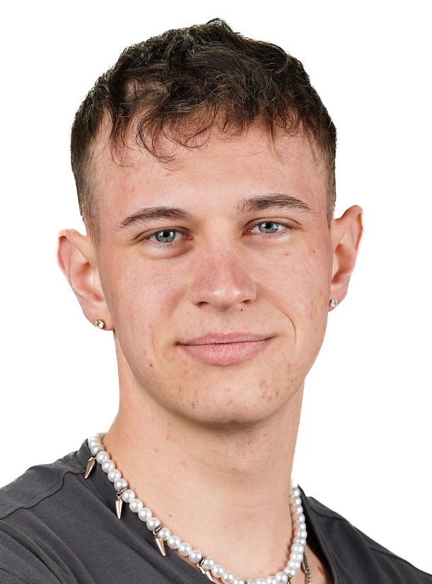 Auf dem Bild ist ein Mann zu sehen. Es ist Herr Tom Narres. Er ist Elektrotechniker bei der WGH.