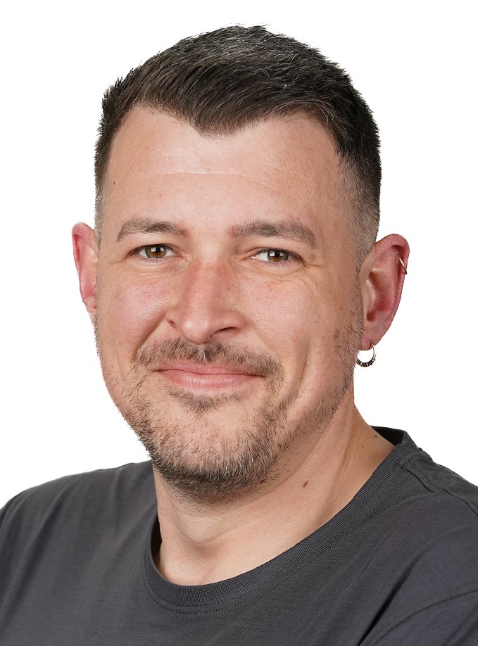 Auf dem Bild ist ein Mann zu sehen. Es ist Herr Kevin Schuß. Er ist Mitarbeiter im Bereich Sanitär & Heizung der WGH.