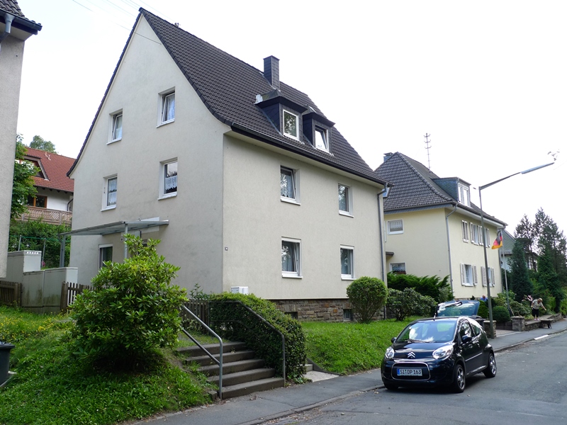 Das Bild zeigt ein Mehrfamilienhaus